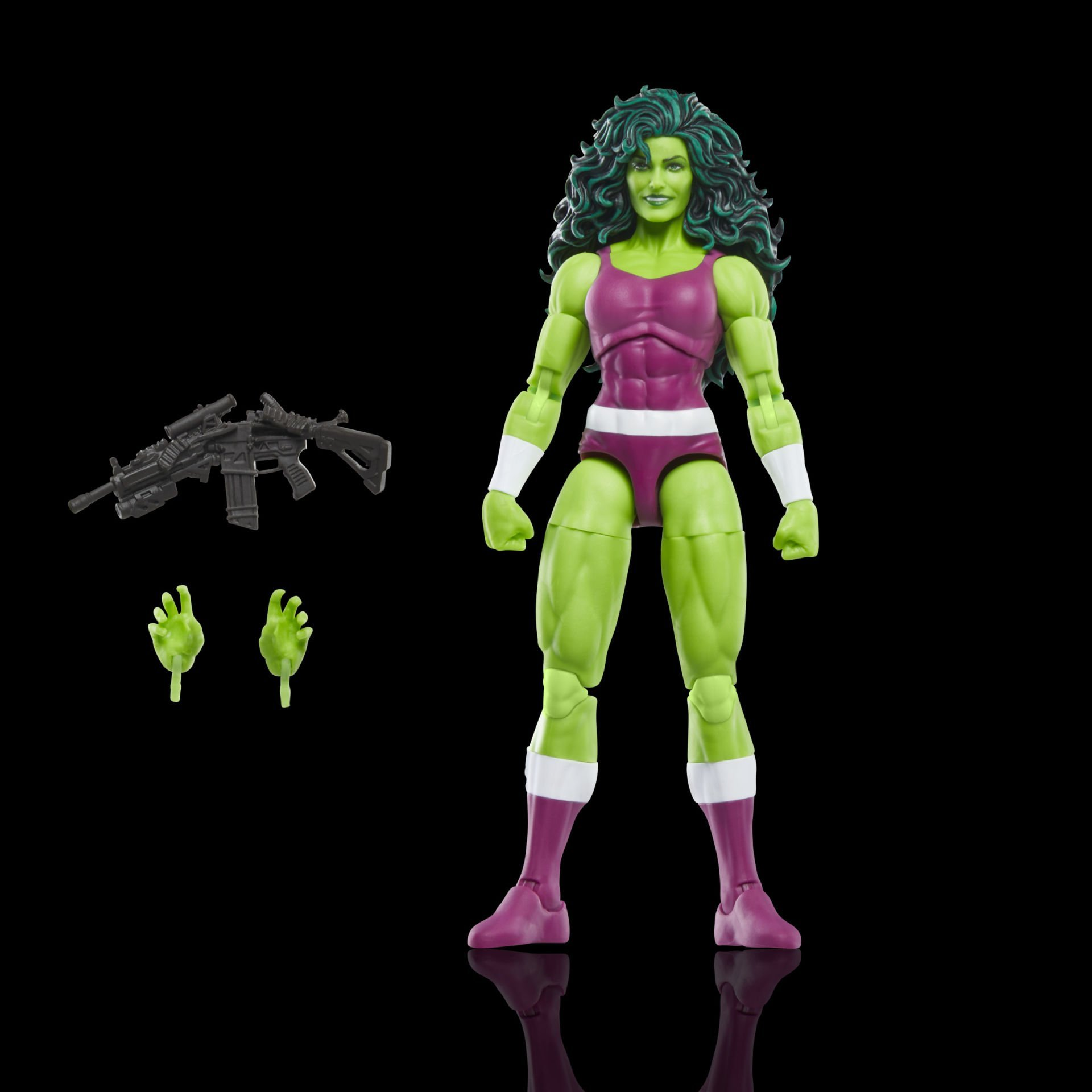 She-Hulk aksiyon figürü, silah ve alternatif ellerle. Mor ve beyaz bir kıyafet giyiyor. Arka plan siyah.