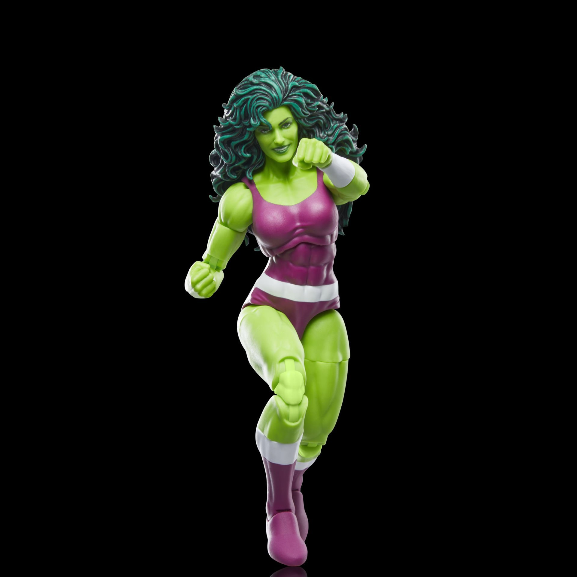 Mor ve beyaz kostümlü, yeşil tenli, yeşil saçlı, siyah arka planlı She-Hulk aksiyon figürü. Yumruk yapıyor.