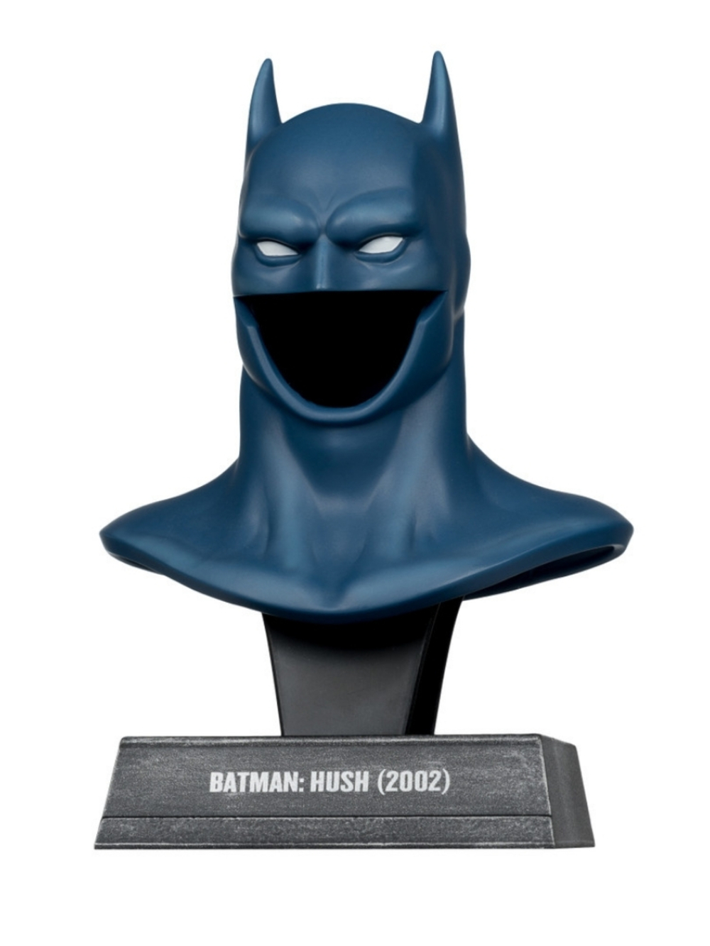 'Hush' çizgi romanından bir Batman büstü, mavi başlık ve açık ağızla. 'Batman: Hush (2002)' yazılı siyah bir taban üzerinde.
