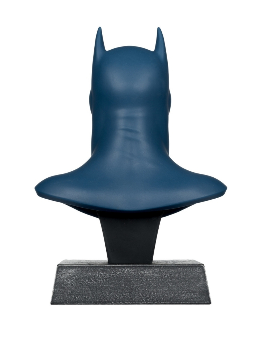 Arkadan Batman büstü, koyu mavi kafa ve pelerin, siyah bir stand ve gri taban üzerinde. Beyaz zemin.