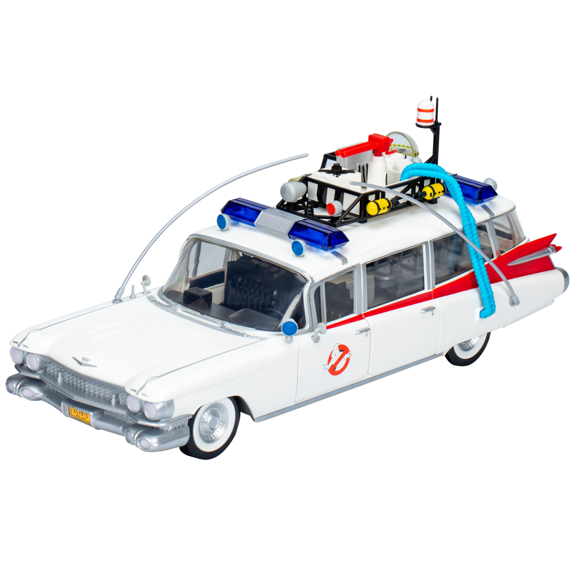 Kırmızı detaylara ve Ghostbusters logosuna sahip beyaz oyuncak araba. Mavi ışıkları, üstünde ekipmanı ve bir plakası var.