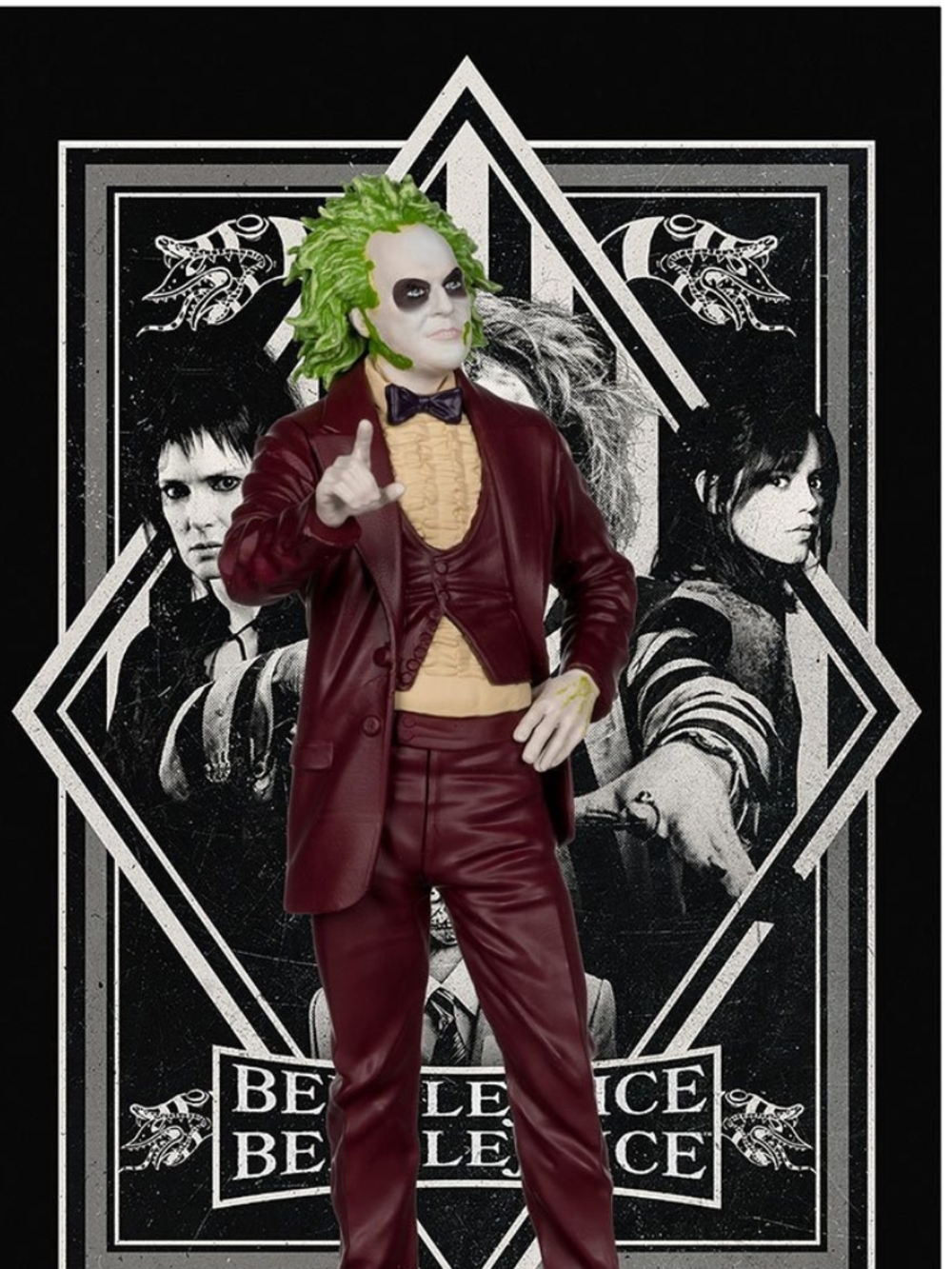 Bordo takım elbiseli bir Beetlejuice figürü. Yeşil saç, beyaz makyaj. Arka planda diğer karakterler ve Beetlejuice logosu var.