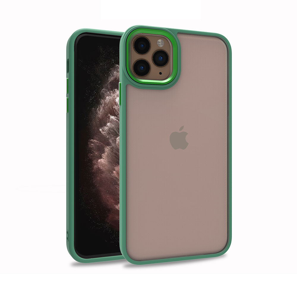 İki iPhone, biri yeşil kılıflı. Kılıfın yeşil çerçevesi ve şeffaf arkası var. Apple logosu görünür. Diğer telefonun siyah ekranı var.