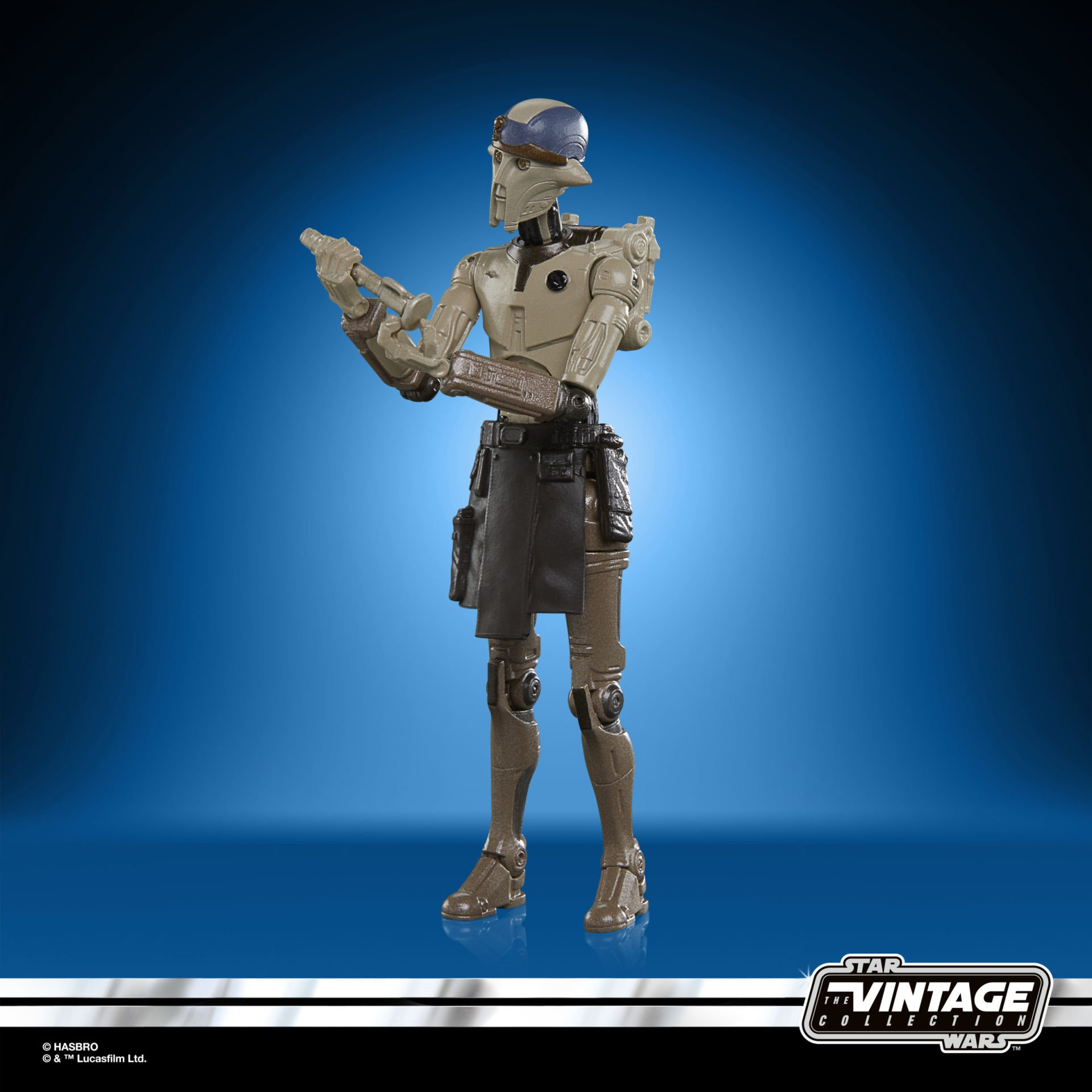 Mavi arka plan üzerinde, bir pozda bir Star Wars droid figürü. Droid, siyah önlüklü ve mavi kasklı bej rengindedir.