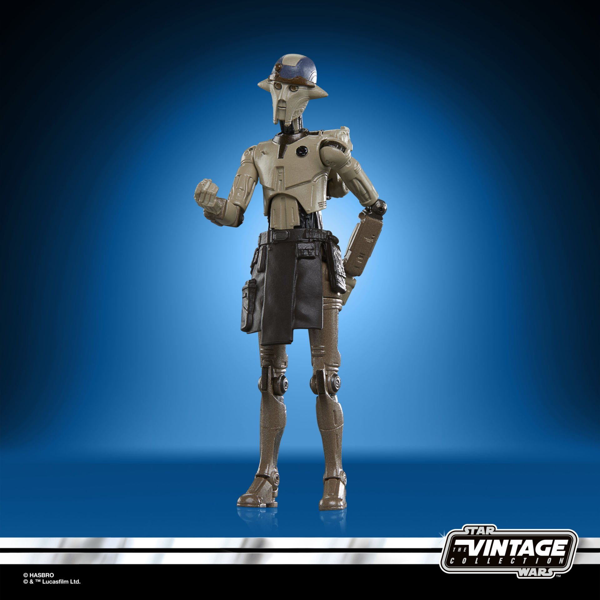 Bir Star Wars droid aksiyon figürü. Ten rengi bir vücudu, mavi bir şapkası ve siyah bir eteği vardır, mavi bir arka plan önünde poz veriyor.