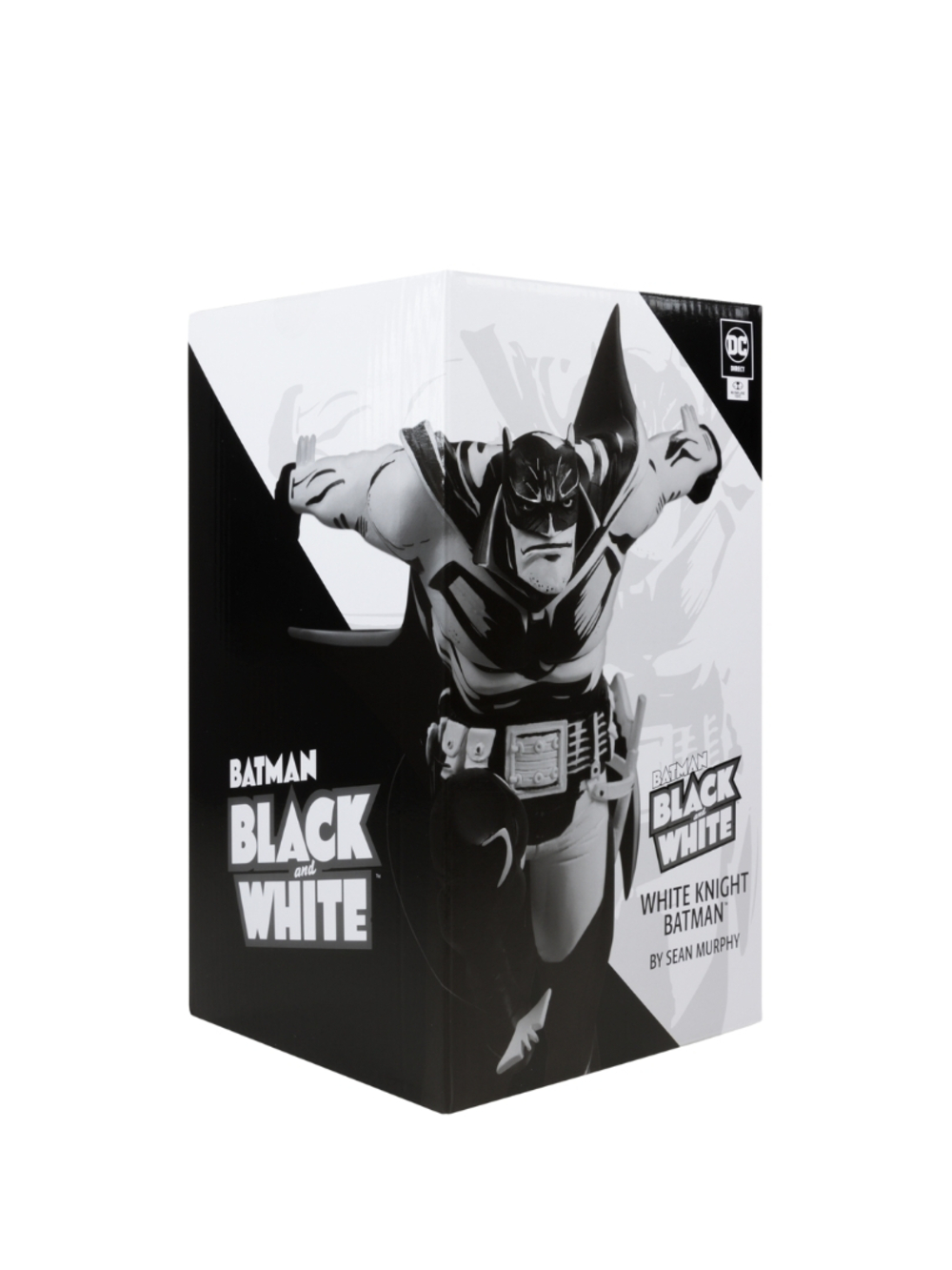 Batman figürlü kutu. Kutu siyah beyazdır, ortasında Batman figürü vardır. Kutunun üzerindeki metin 'Batman Black and White'dır.