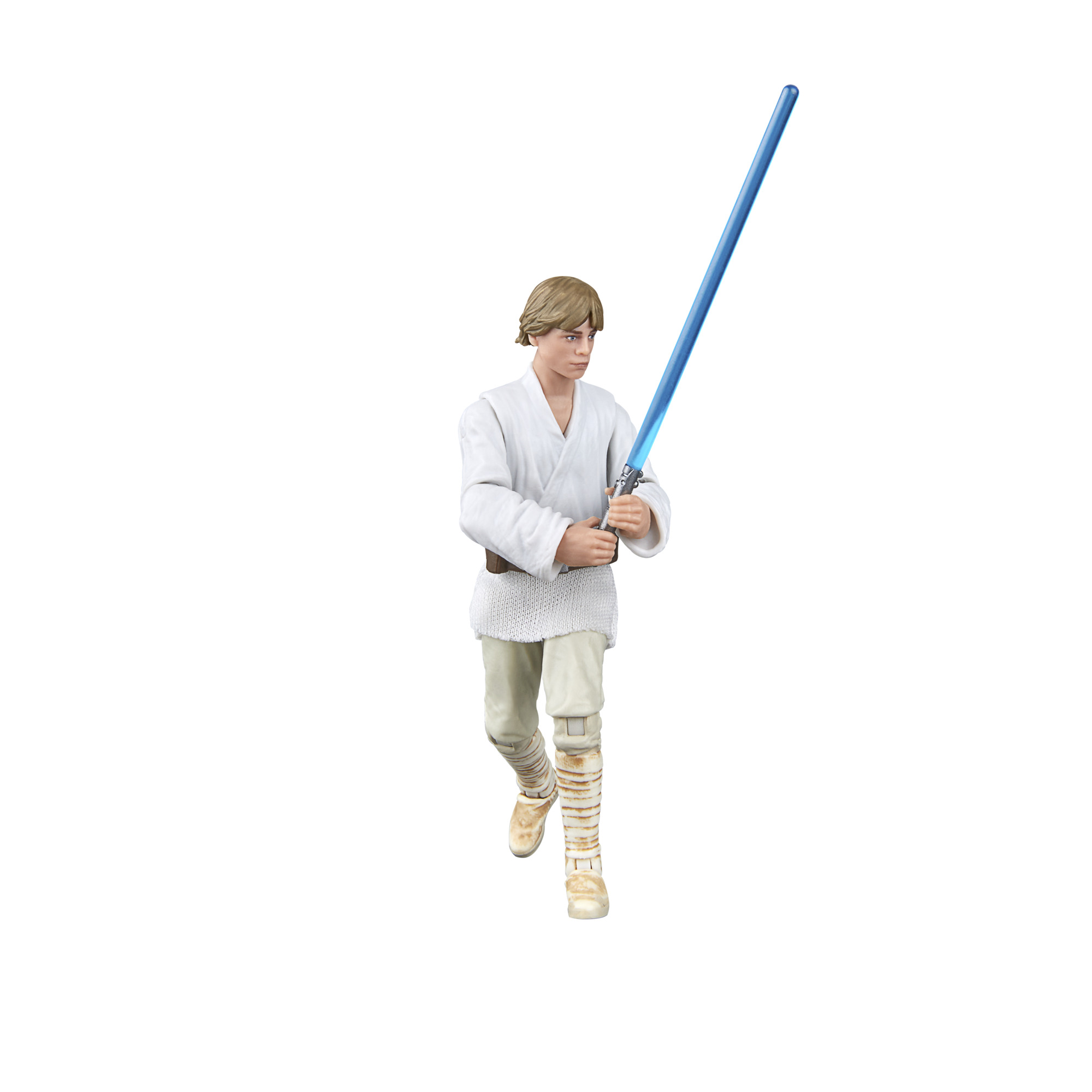 Mavi ışın kılıcı tutan Luke Skywalker figürü. Beyaz bir kıyafet, bej pantolon giyiyor ve beyaz bir arka plan üzerinde.