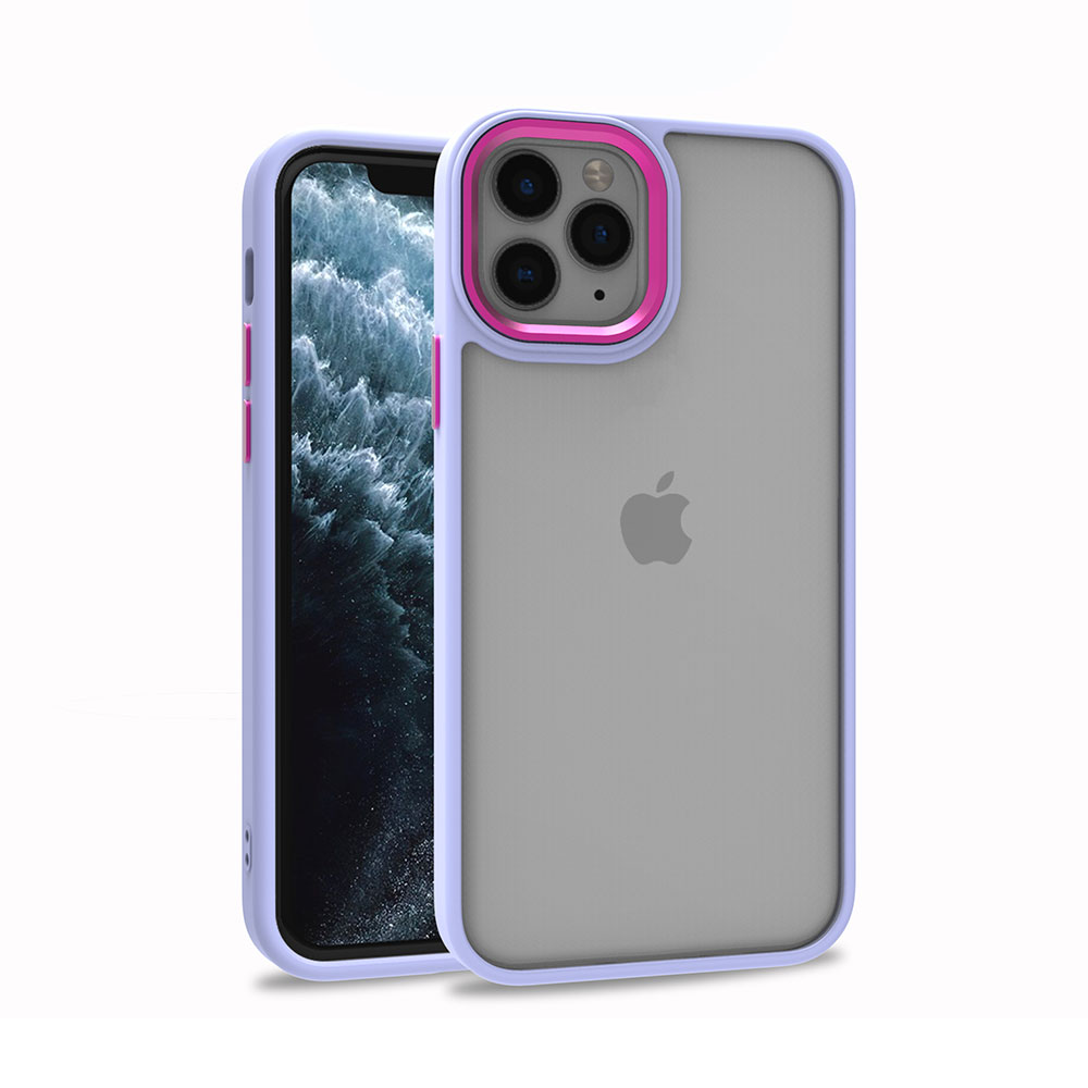 Koruyucu kılıflı iki iPhone. Biri açık mor, diğeri pembe kamera çerçevesine sahip. Her ikisi de beyaz zemin üzerinde.