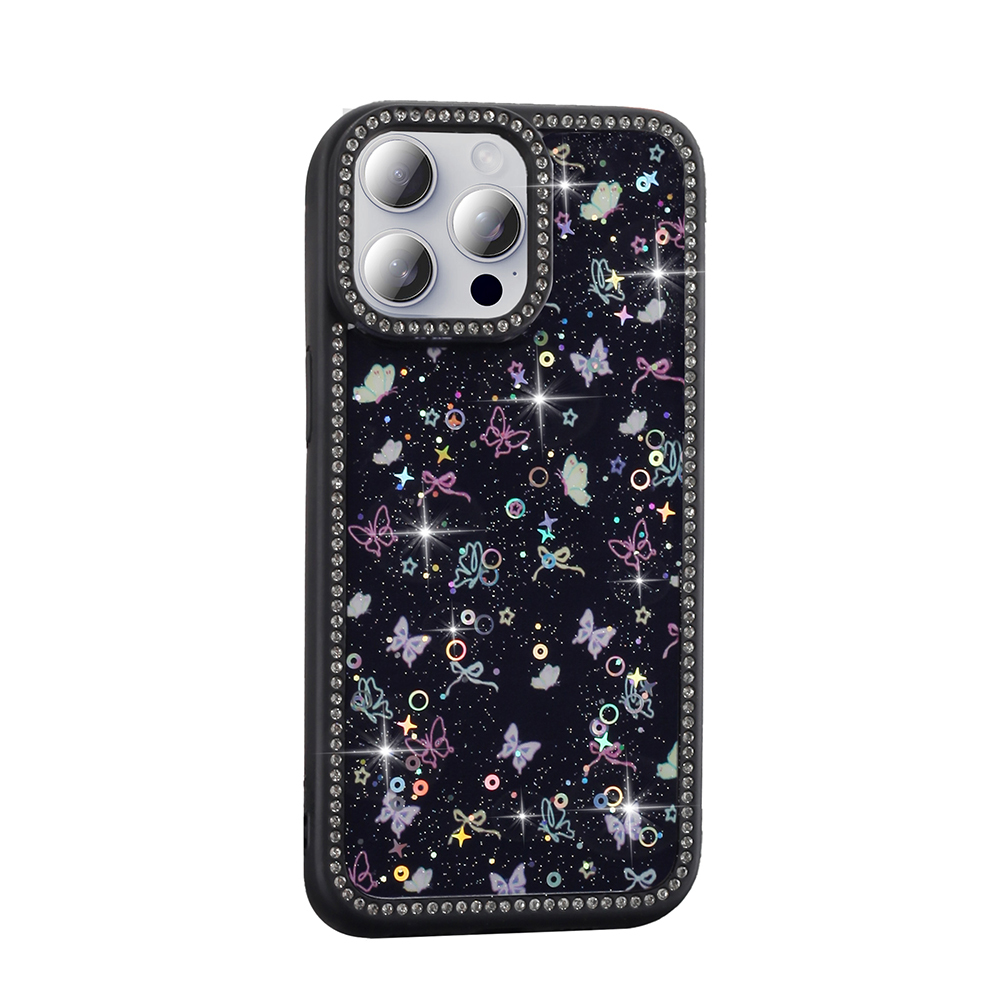 Kelebekler, yıldızlar ve ışıltılarla süslü siyah telefon kılıfı. Rhinestone çerçeve telefonu ve kamera merceklerini çevreler.