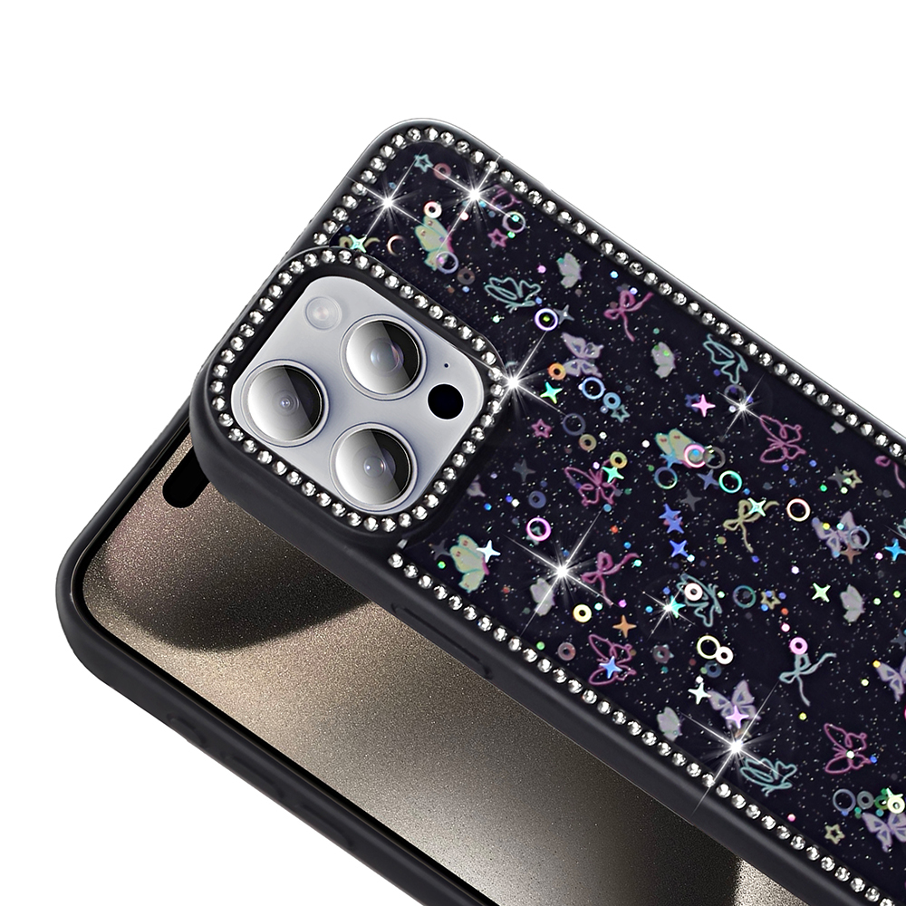Rhinestone, kelebek ve yıldızlı siyah bir telefon kılıfı bir telefonun üzerinde. Telefonun kamerası görünür durumda.