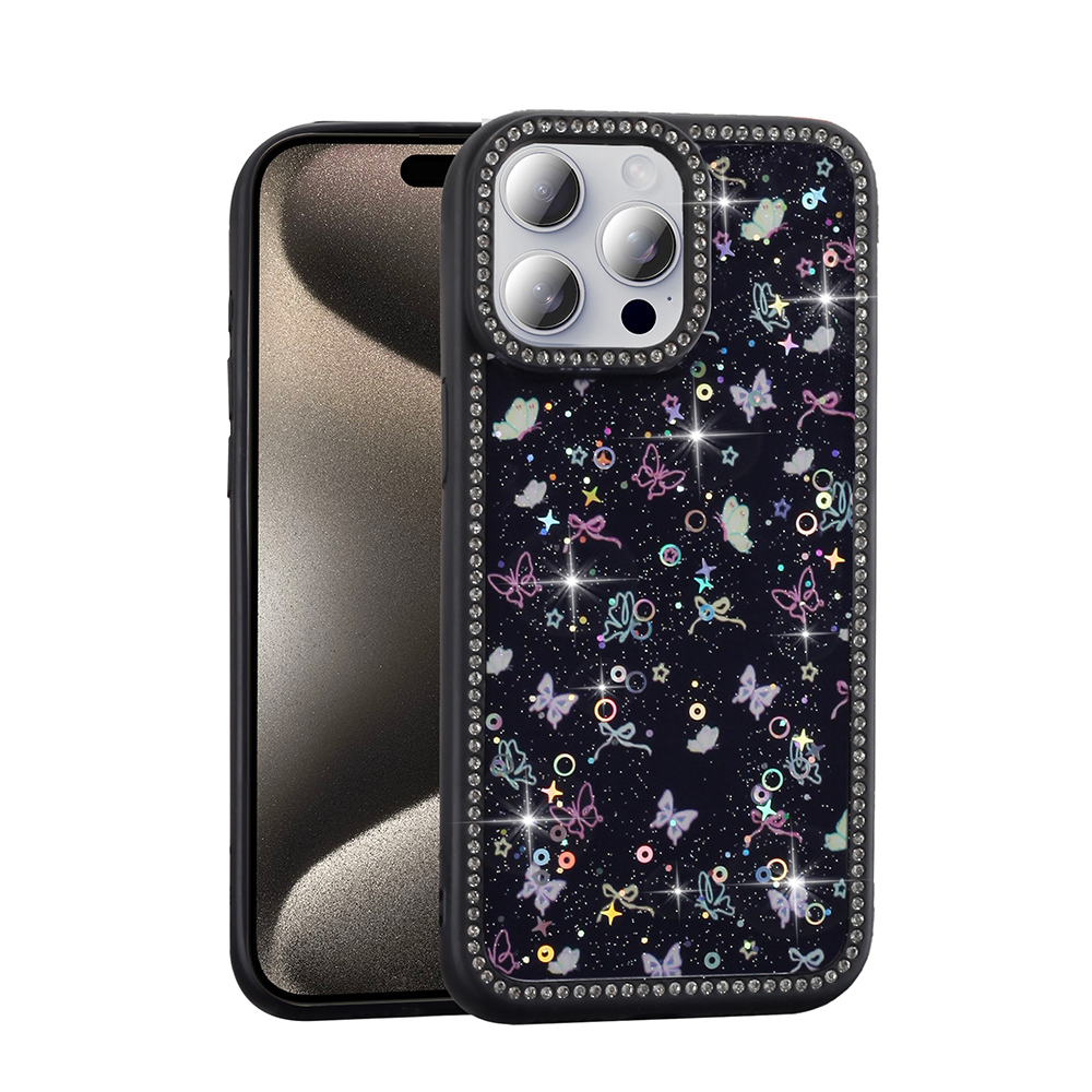 Kelebek ve yıldız desenli, taşlarla süslenmiş siyah bir telefon kılıfı. Arkasında kısmen görünen bir iPhone var.