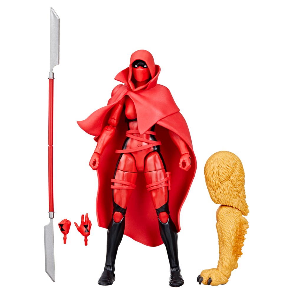 Un personaggio d'azione rosso con cappuccio, lancia, mani extra e una gamba pelosa. La figura indossa un mantello rosso e stivali neri.