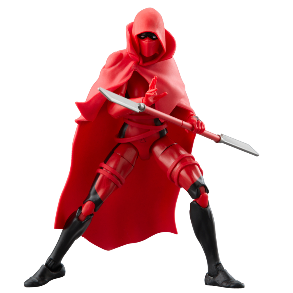 Figura rossa con mantello con cappuccio, che tiene una lancia. È in posa con le gambe divaricate. Sono visibili stivali e dettagli neri.