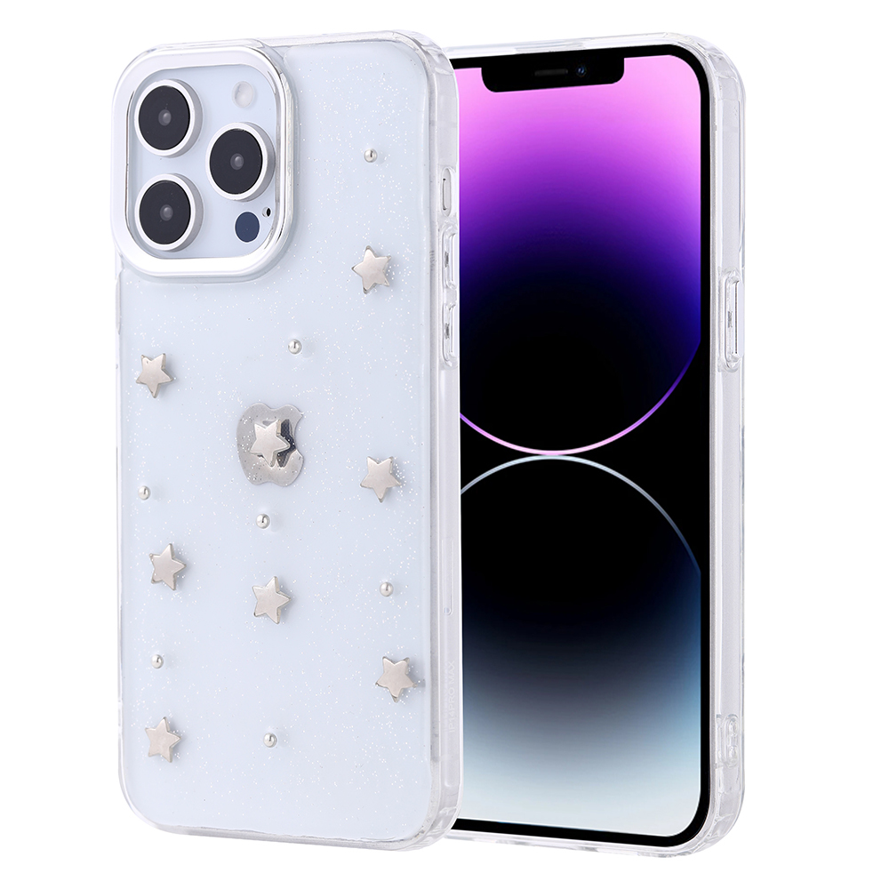 Yıldız ve küçük nokta süslemeleri olan açık mavi bir kılıf içinde bir iPhone. Telefon ekranı koyu mor bir gradyan görüntülüyor.