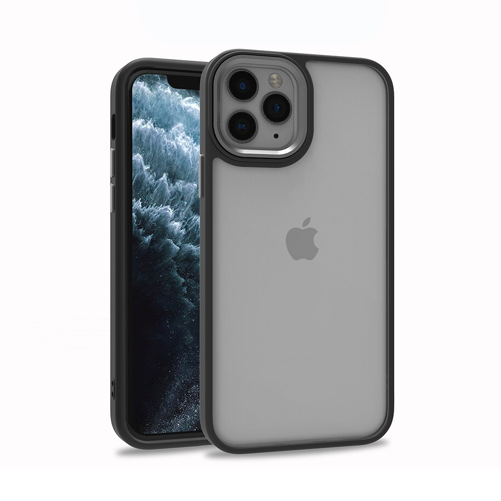 Apple logosunu gösteren şeffaf bir kılıfa sahip bir iPhone. Telefon, su benzeri bir duvar kağıdı görüntüler. Siyah kasa kenarları görünür.