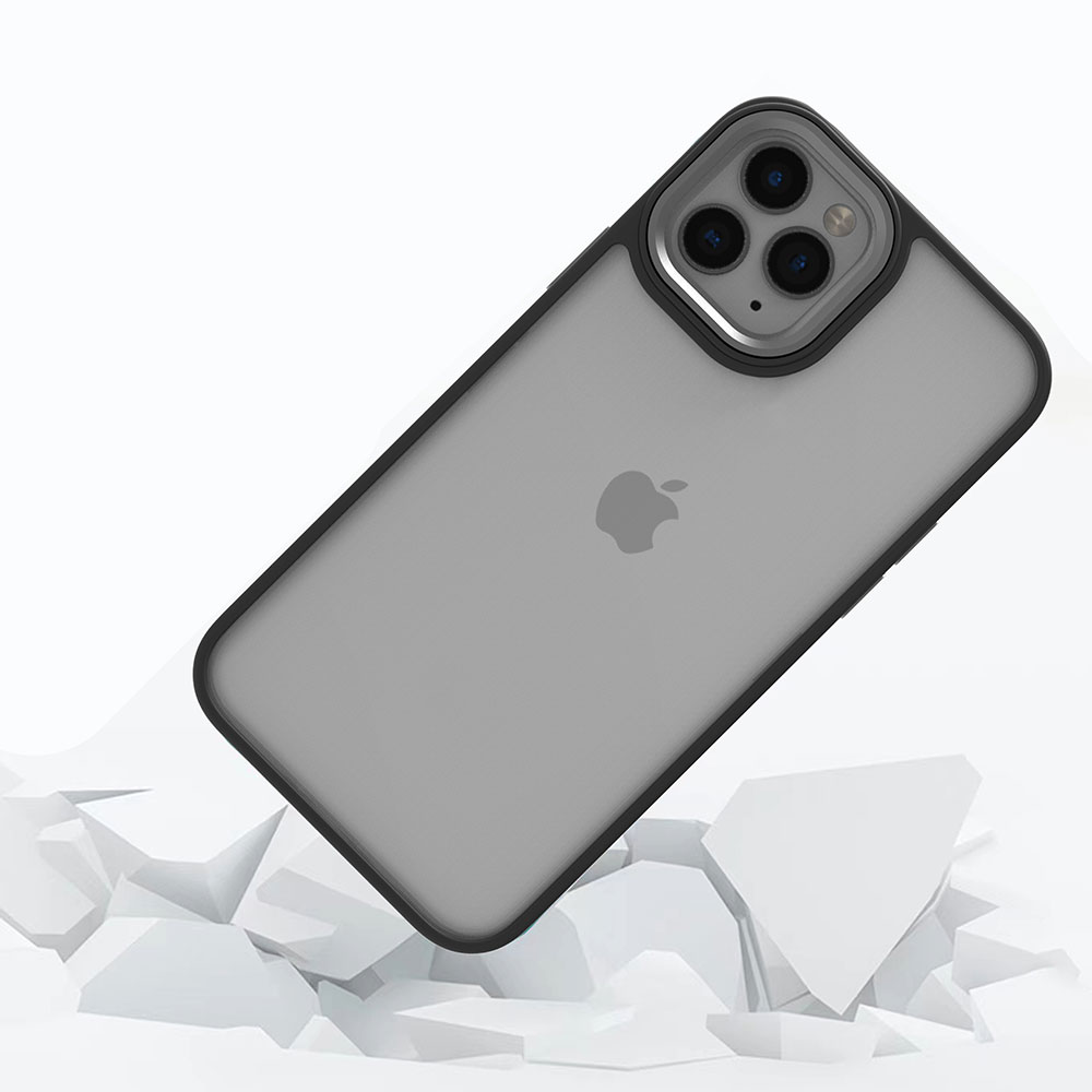 Siyah kılıf içinde gri bir iPhone, eğik. Telefon beyaz, kırık geometrik şekiller üzerinde duruyor.