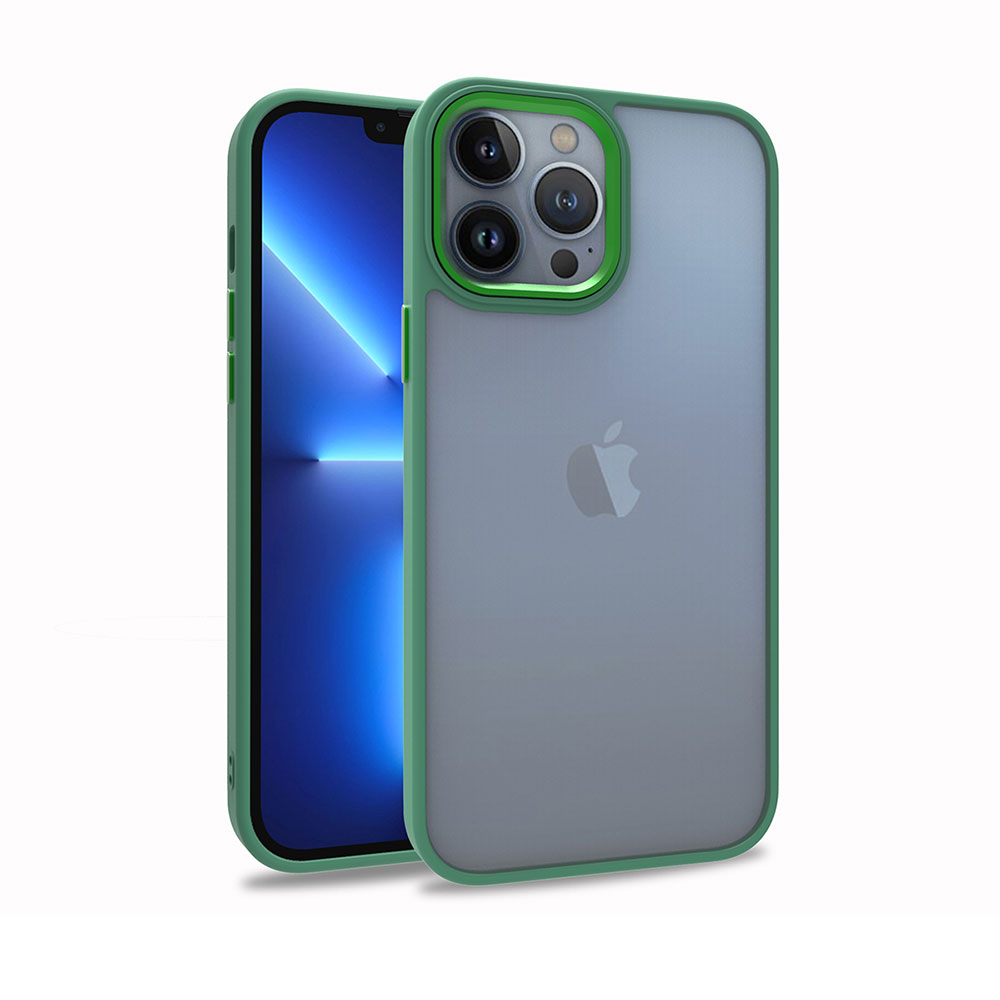 Yeşil koruyucu kılıflı bir iPhone. Ekran mavi ve beyaz bir gradyan gösteriyor. Kılıfın arkası şeffaf ve Apple logosu var.