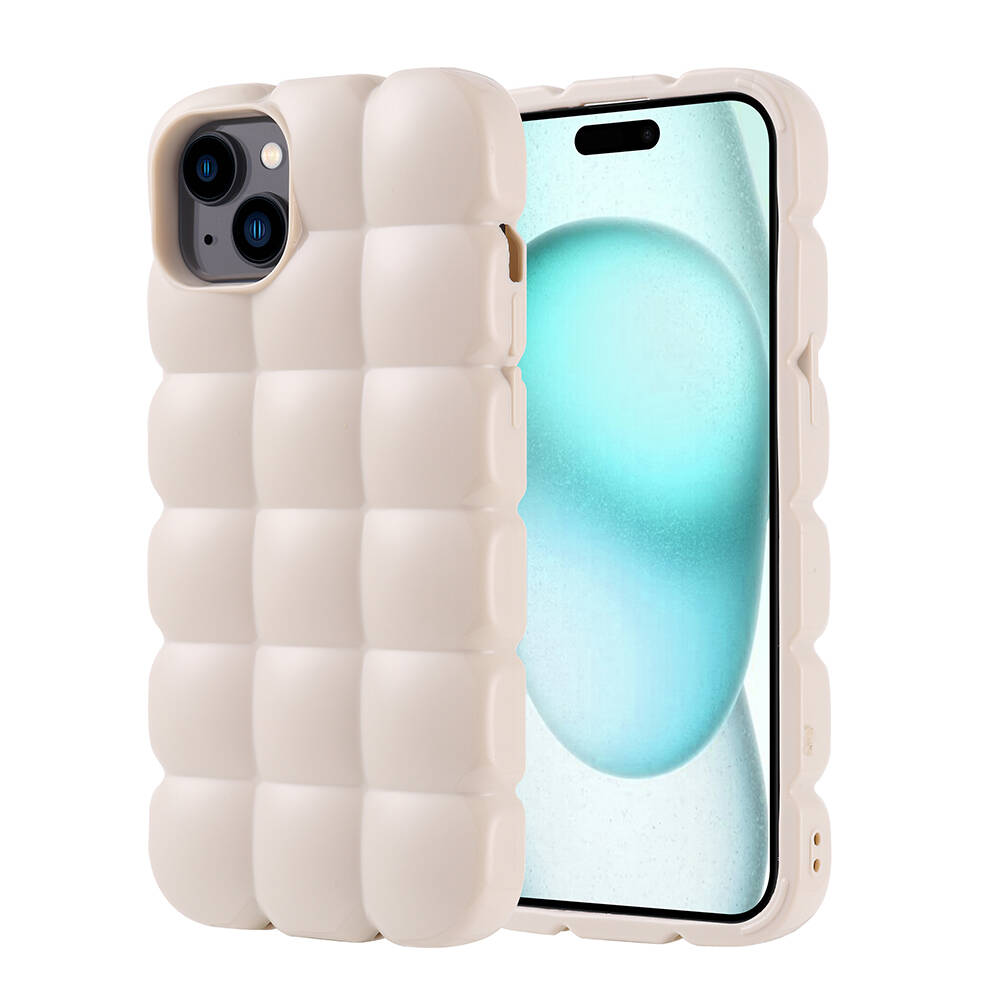 Kare desenli pufidik bir kılıfla beyaz bir iPhone. Ekran, açık mavi bir degrade görüntüler. Kılıf yumuşak, dokulu bir görünüme sahip.