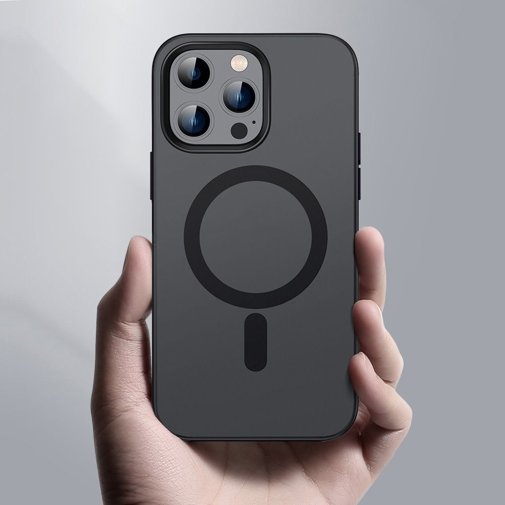 El, siyah daire ve çizgi tasarımına sahip gri bir telefon kılıfı tutuyor. Telefon kılıfında bir kamera modülü var ve gri bir arka plana karşı.