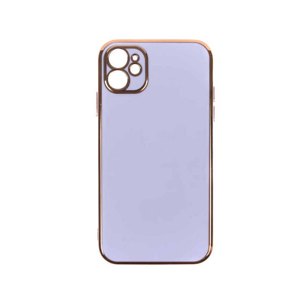 Altın çerçeveli bir lavanta telefon kılıfı. Kamera alanında üç altın daire var. Kılıf beyaz bir arka plan üzerinde.