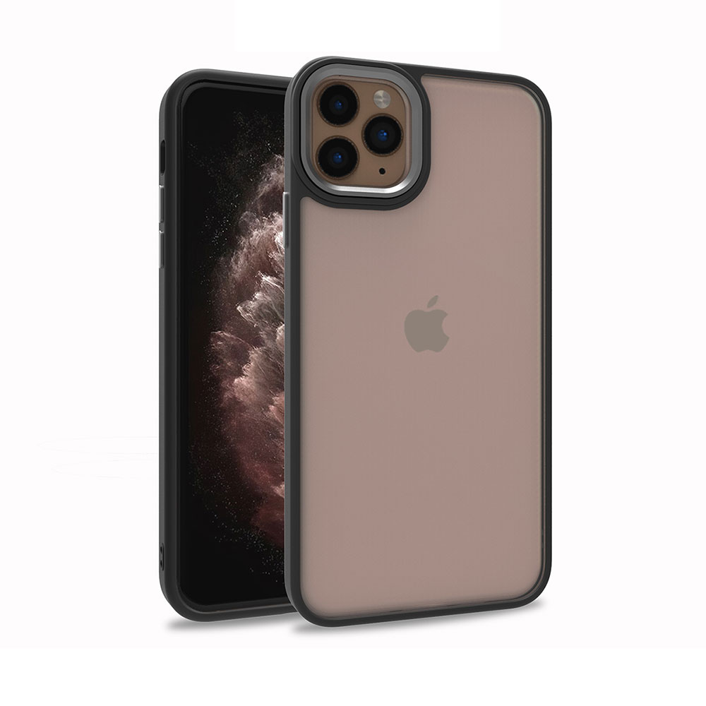 Kılıflı iki iPhone. Biri siyah, diğeri açık kahverengi. Apple logosu görünür. Arka plan beyazdır.