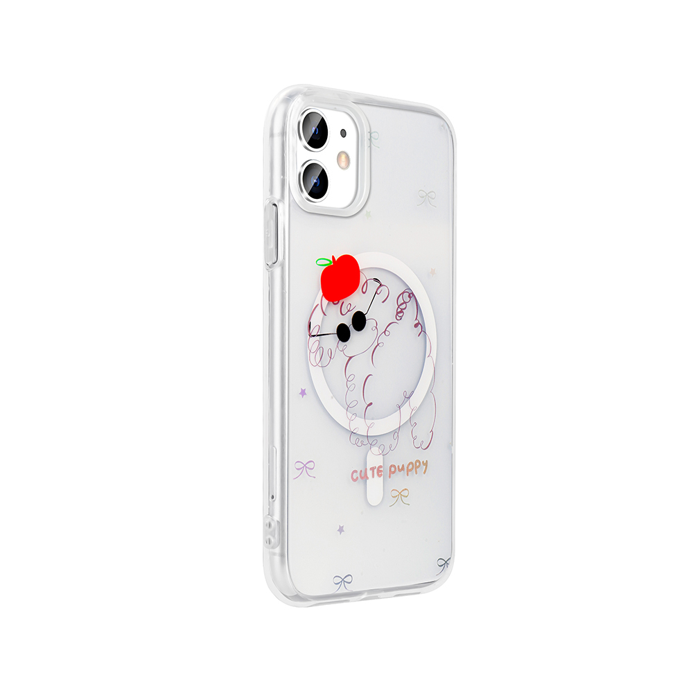 Sevimli bir köpek yavrusu tasarımına sahip şeffaf bir telefon kılıfı, başında kırmızı bir elma var. Arka plan beyaz.