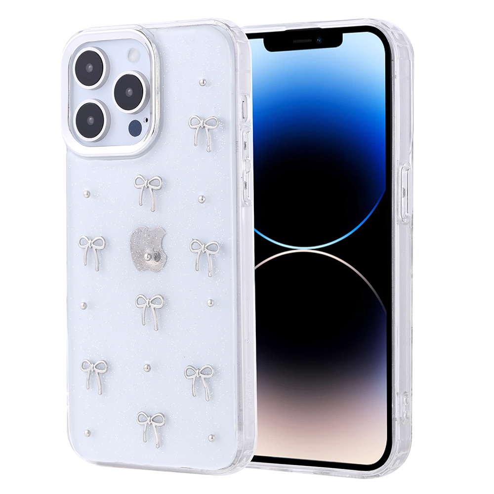 Kurdeleler ve gümüş bir Apple logosu ile açık mavi bir telefon kılıfı. Telefon mavi ve beyaz bir ekran gösteriyor.