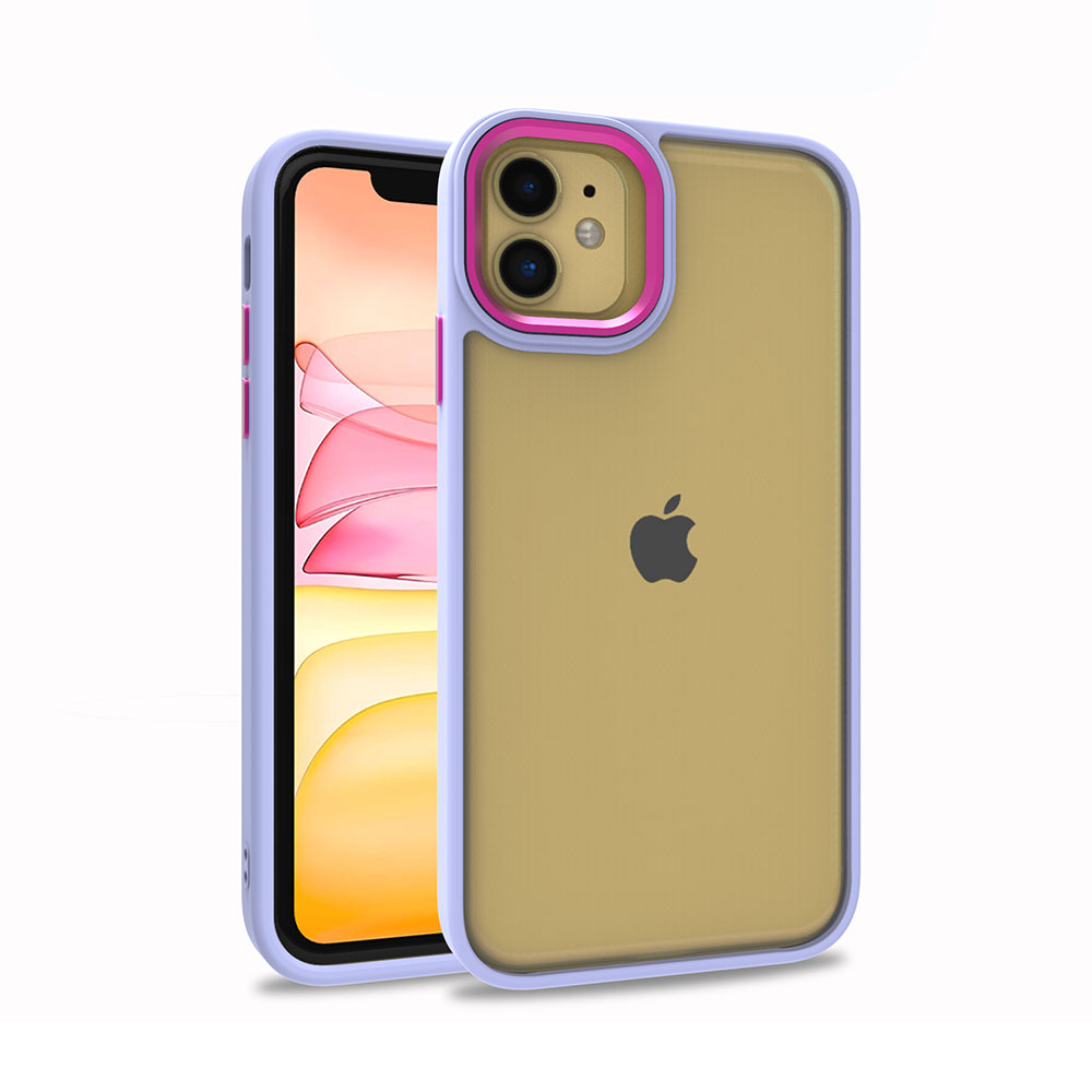Koruyucu kılıf içinde bir iPhone. Kılıfın lavanta rengi çerçevesi ve pembe detayları var. Ekran pembe ve beyaz bir tasarım gösteriyor.