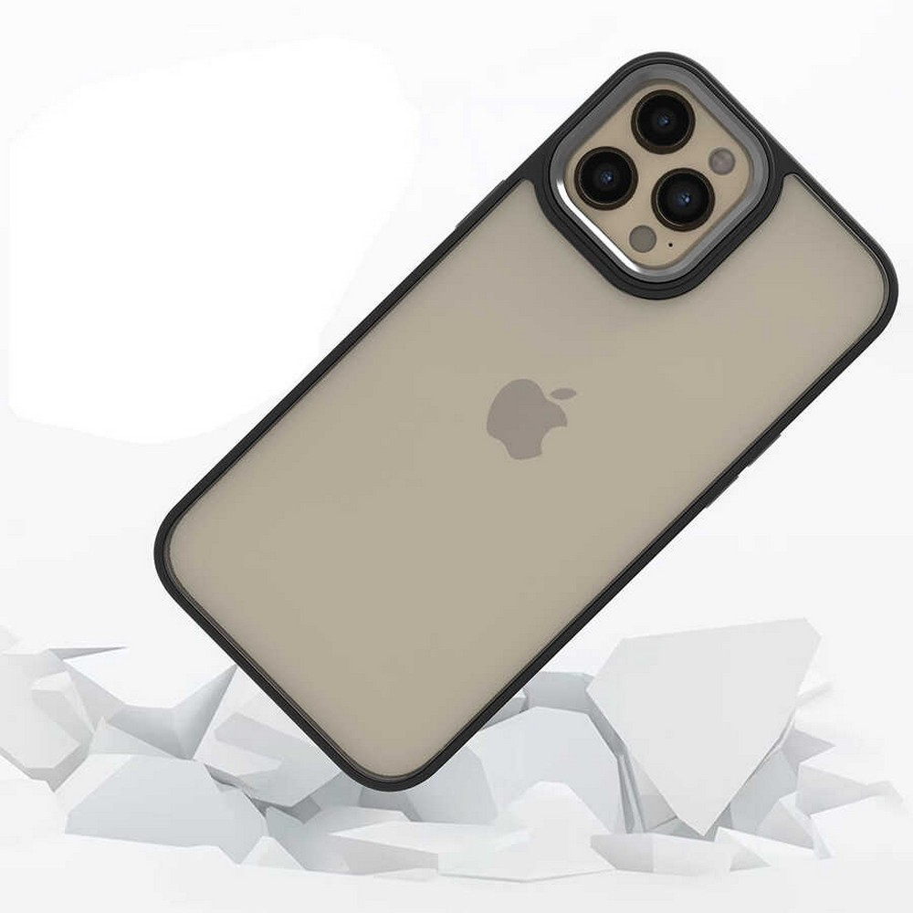 Koruyucu kılıf içindeki bir iPhone, geometrik şekillerle beyaz bir yüzeyde duruyor. Telefon bej rengi ve siyah çerçeveli.