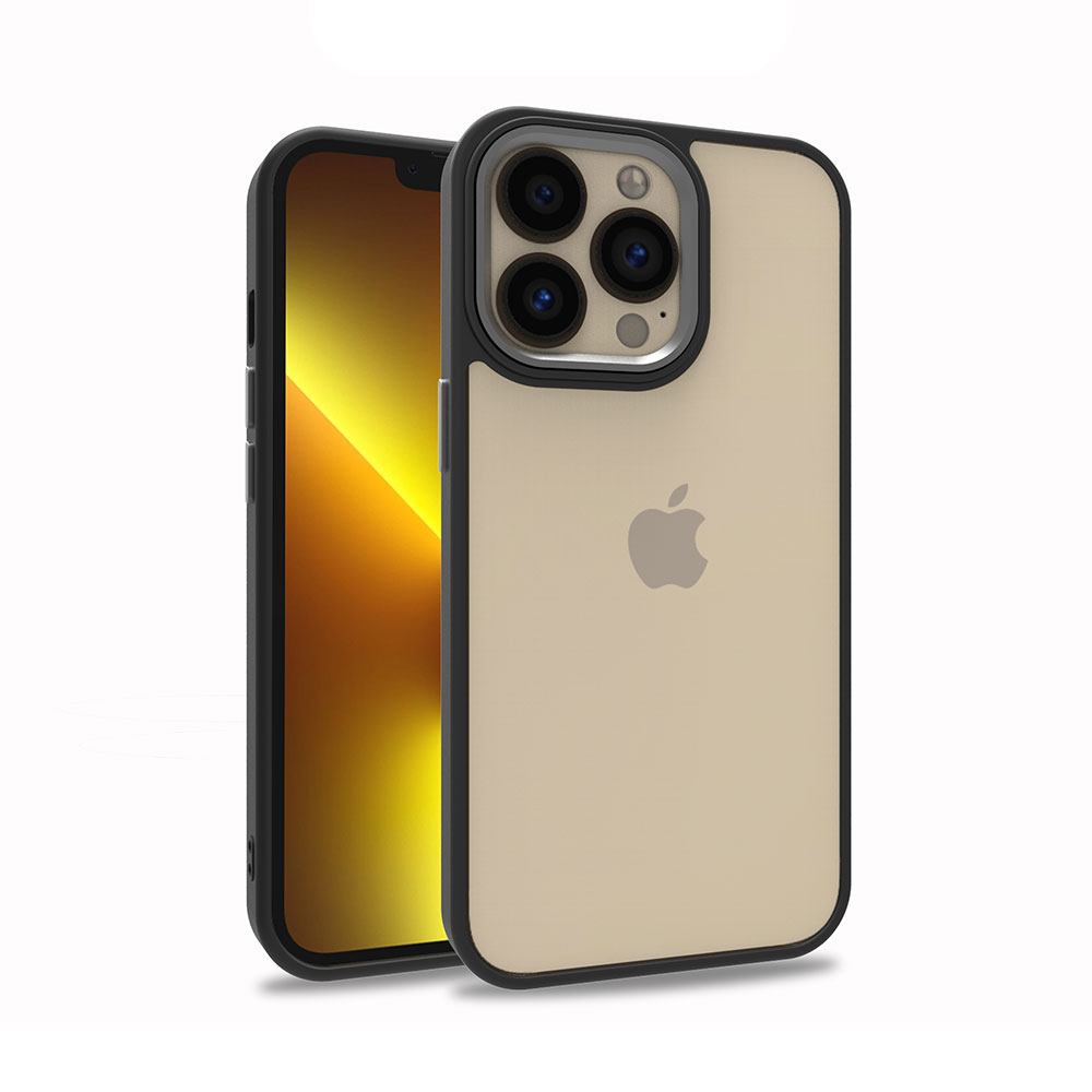 Koruyucu kılıflı bir iPhone. Telefon, siyah çerçeveli altın renkli bir arka yüze sahip. Ekran sarı bir gradyan gösteriyor.