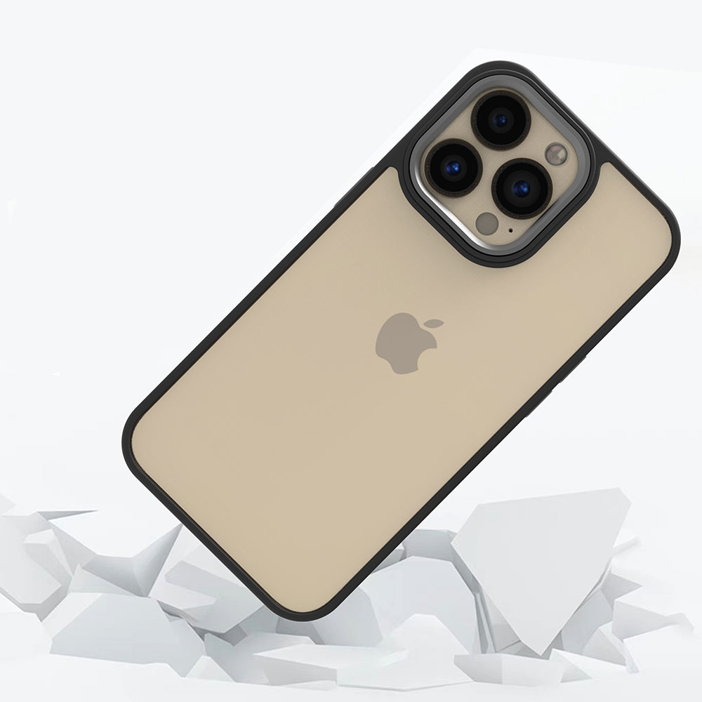 Kılıflı bir iPhone, soyut bloklarla beyaz bir yüzeyde duruyor. Telefondan üç kamera ve bir Apple logosu var.