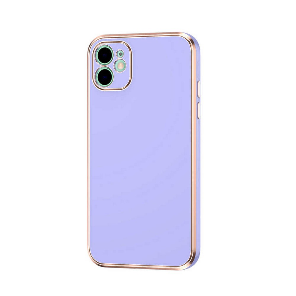 Altın çerçeveli bir leylak rengi telefon kılıfı. İki lensli bir kamera modülüne ve bir flaşa ve yan tarafta ses düğmelerine sahiptir.