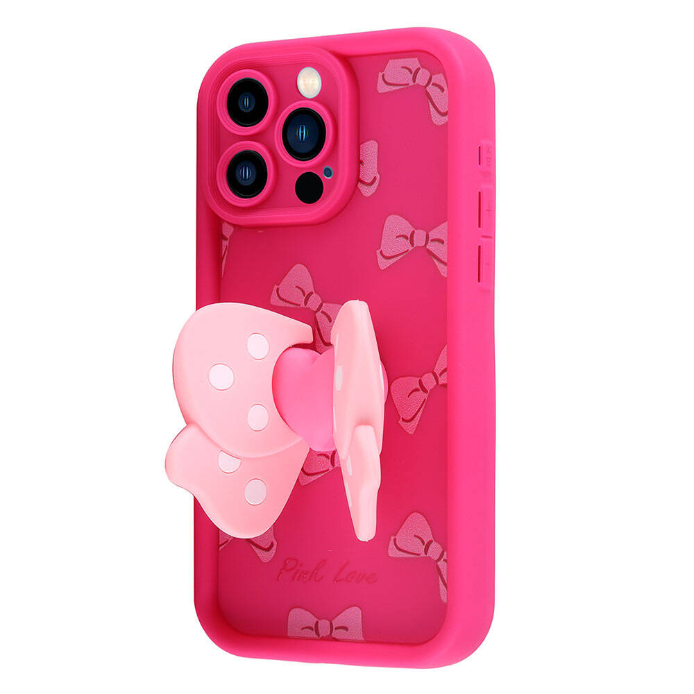 Yay şeklinde bir tutamağa sahip pembe bir telefon kılıfı. Kılıfın yay deseni ve pembe kalp şeklinde bir tutacağı var. Kılıfın kamerası var.