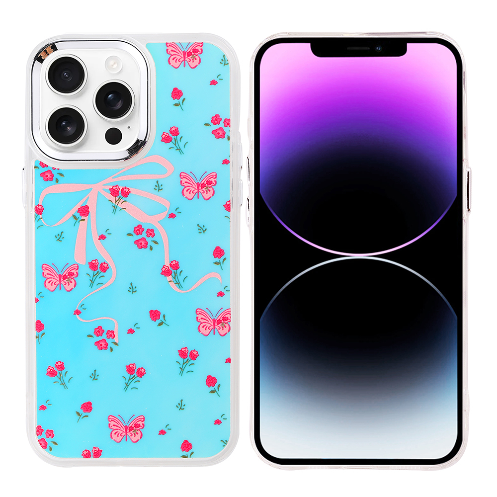 Sol tarafta pembe kelebekler, güller ve bir kurdele bulunan mavi bir kılıfa sahip bir iPhone. Ekran siyah ve mordur.