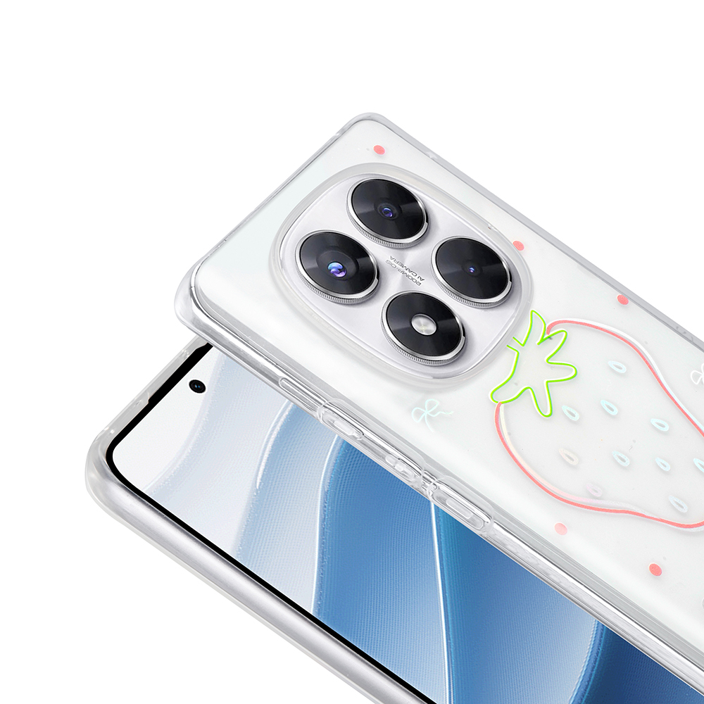 Çilek desenli şeffaf bir telefon kılıfı. Telefonun birden fazla kamera merceği var. Arka plan beyaz.