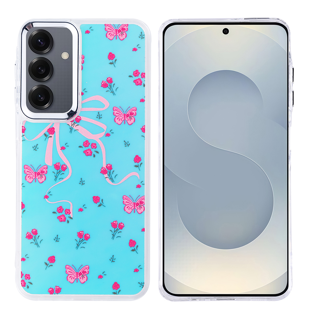 Bir telefon ve kılıfı. Kılıf, pembe kelebekler, çiçekler ve bir kurdele ile açık mavidir. Telefon ekranı boştur.