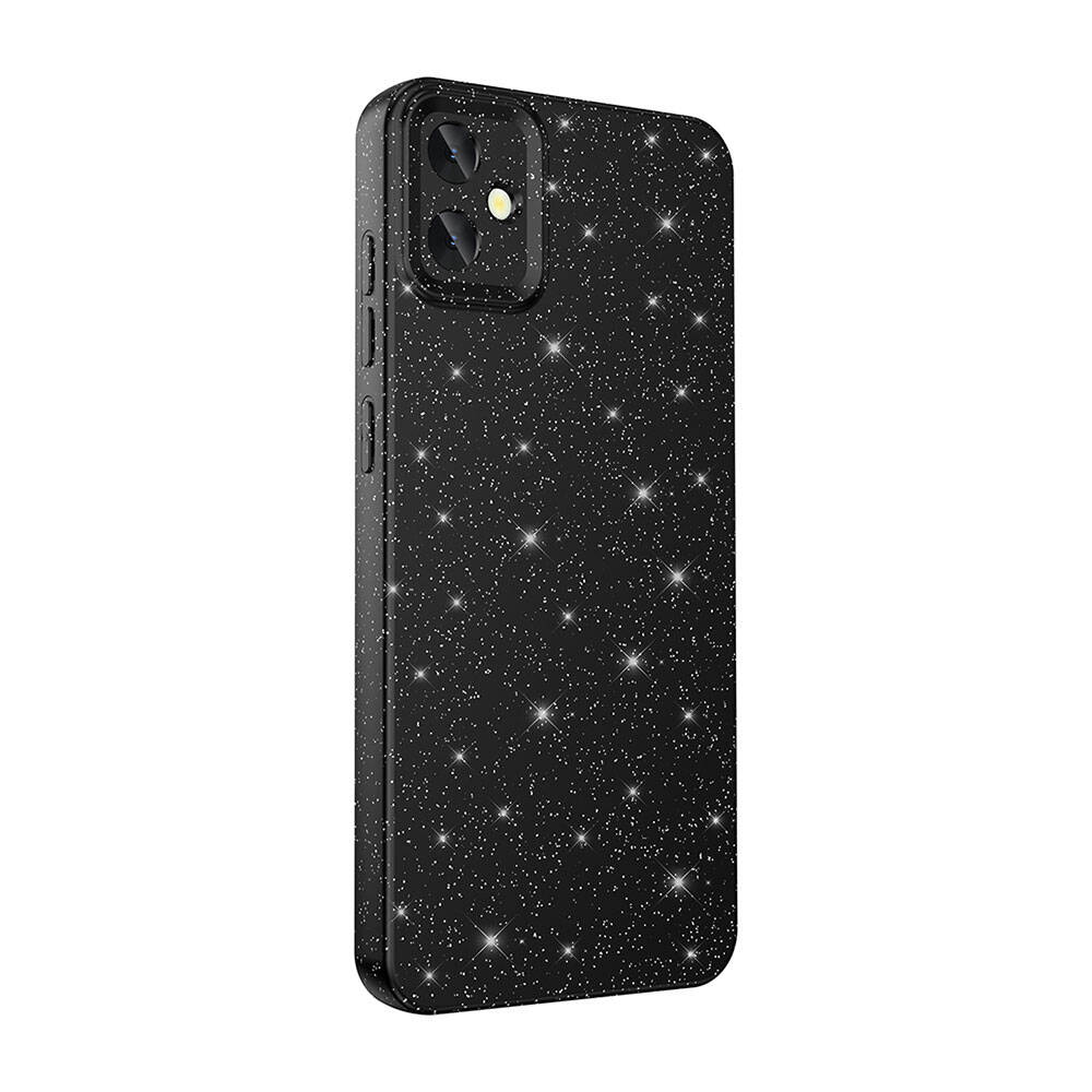Yıldızlı gece desenli siyah bir telefon kılıfı. Kılıfın kamera kesikleri ve yan düğmeleri var. Arka plan beyaz.