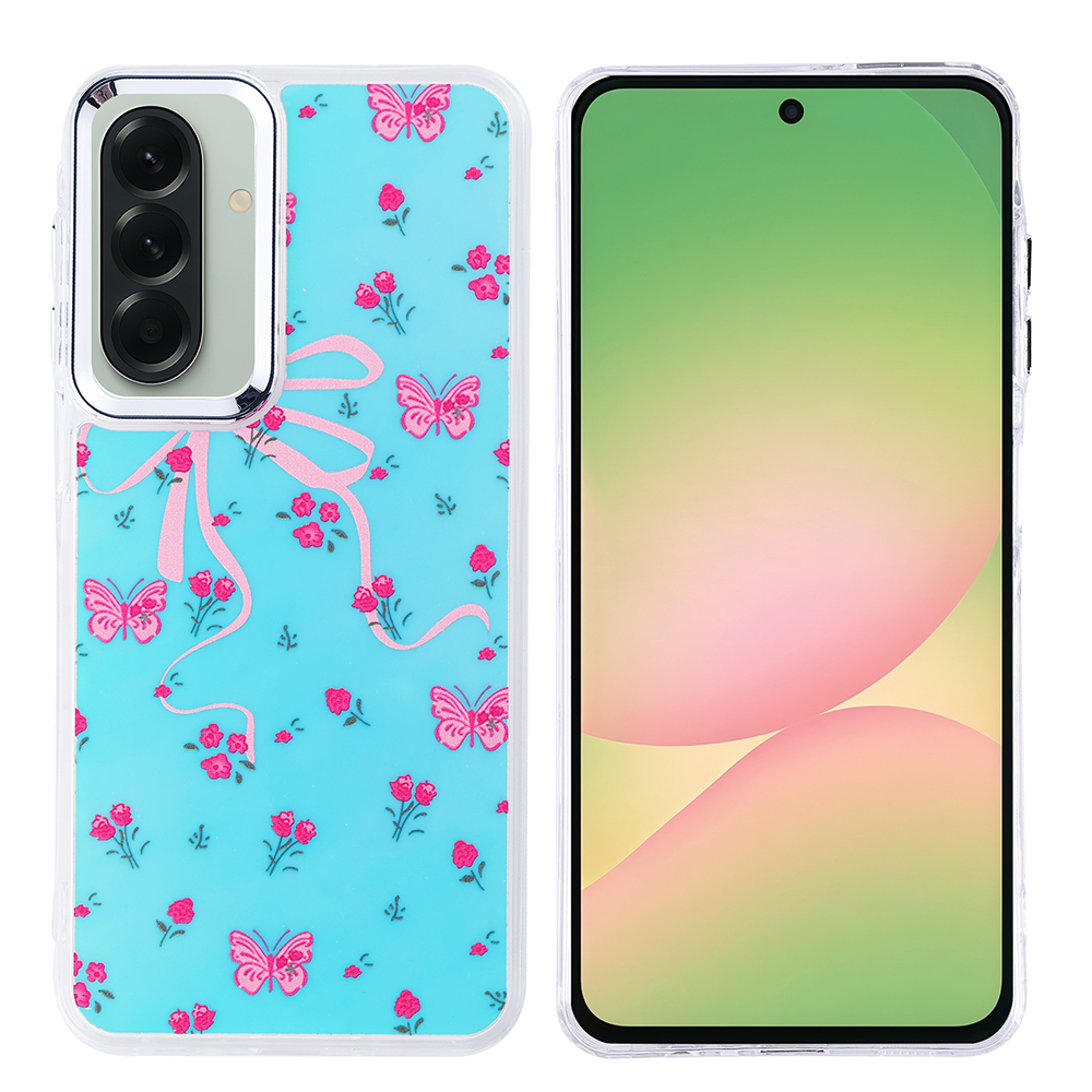 Mavi kılıflı bir telefon. Kılıfta pembe kelebekler, güller ve kurdele deseni var. Telefonun ekranı açık.