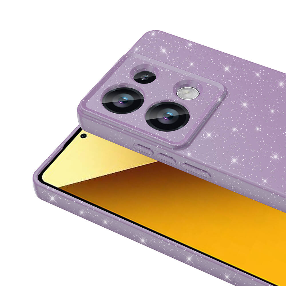 Yakın çekim, parıltılı mor bir telefon kılıfı, kamera lensleri ve sarı bir ekranla. Kılıf hafifçe açık.
