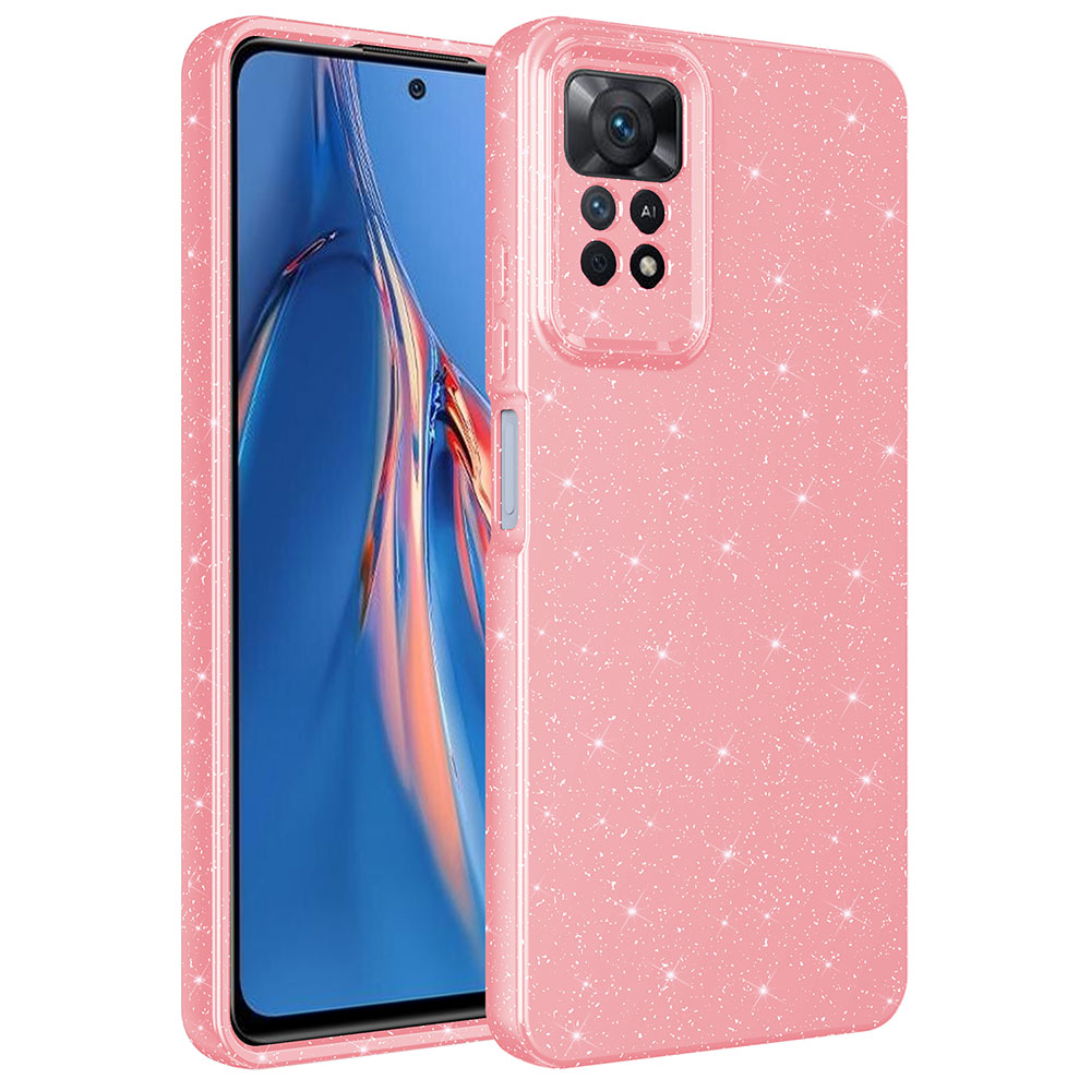 Bir telefonda pembe parıltılı bir telefon kılıfı. Telefonun bir ekranı ve bir kamera modülü var. Kılıf ışıltılı.