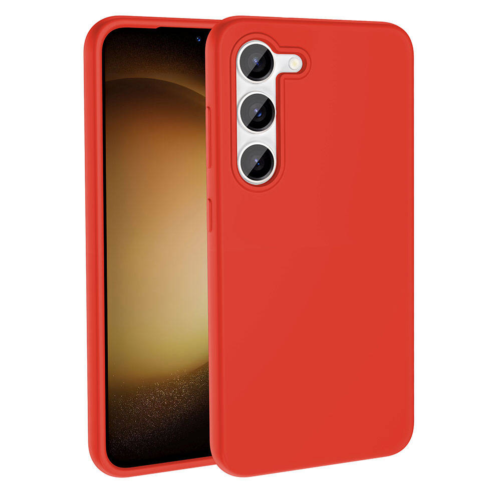 Kırmızı bir telefon kılıfı bir akıllı telefonu korur. Ekran bulanık altın bir arka plan gösterir. Kılıfın üç kamera merceği var.