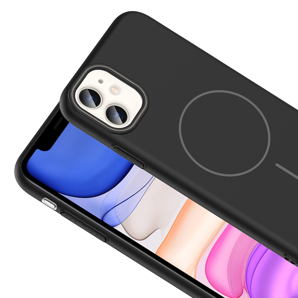 Siyah bir iPhone, siyah bir kılıf içinde. Telefonun kamerası ve ekranı görülebilir. Arkada gri bir daire tasarımı.