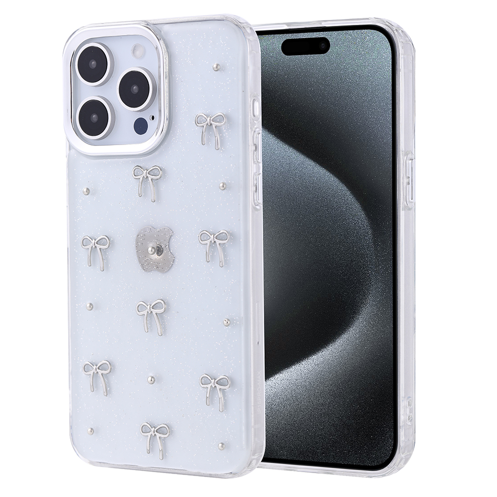 Gümüş kurdeleler ve bir Apple logosu ile süslenmiş şeffaf bir kılıfa sahip bir akıllı telefon. Ekran siyah.
