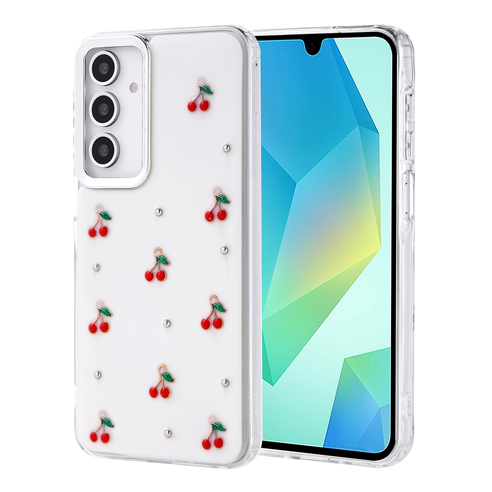 Kırmızı kiraz tasarımları ve gümüş çivilerle kaplı beyaz bir kılıfı olan bir akıllı telefon. Ekran, mavi geometrik bir desen gösteriyor.