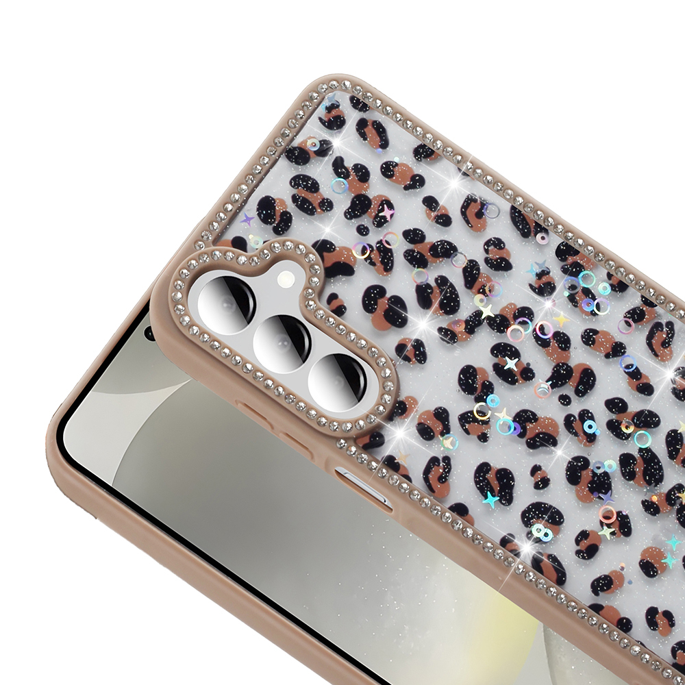 Leopar desenli, elmas taşlı ve kamera açıklıklı bir telefon kılıfı. Kılıf açık kahverengi ve ışıltılıdır.