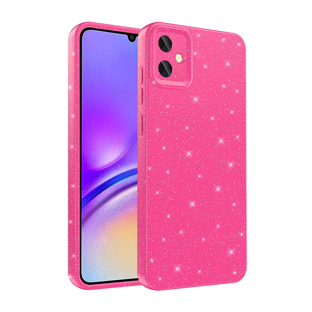 İki pembe telefon kılıfı. Biri mor ekran gösteren ekran. Her iki kılıf da parıltılı ve kamera deliklerine sahip.