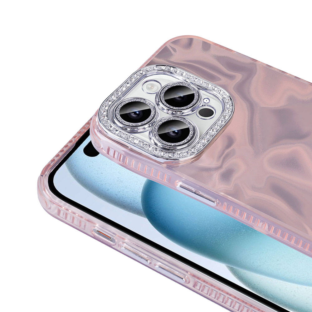 Şeffaf, pembe bir kılıfı olan bir telefonun yakın çekimi. Kılıfın mücevherlerle süslü bir kamera çıkıntısı var. Telefon ekranı mavi.