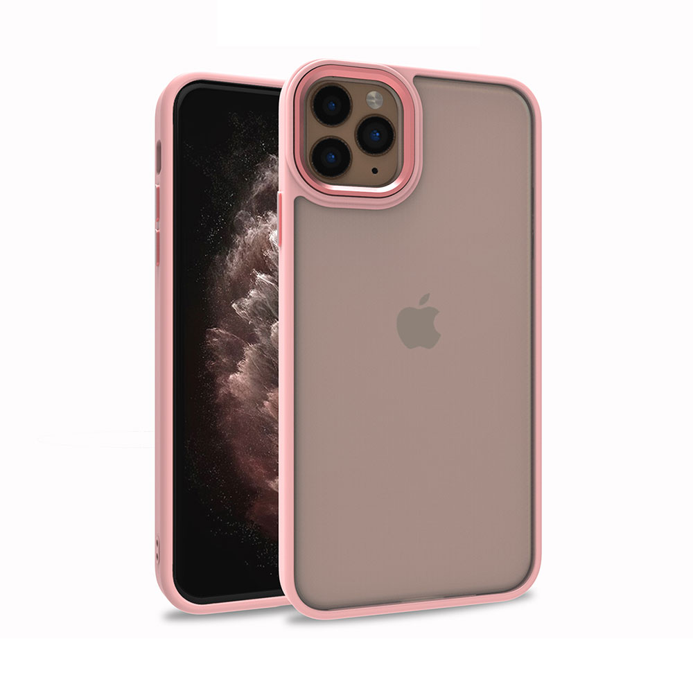 İki iPhone, biri ekranı görünen kılıflı. Kılıflar pembe ve kahverengi. Apple logosu görünür durumda.