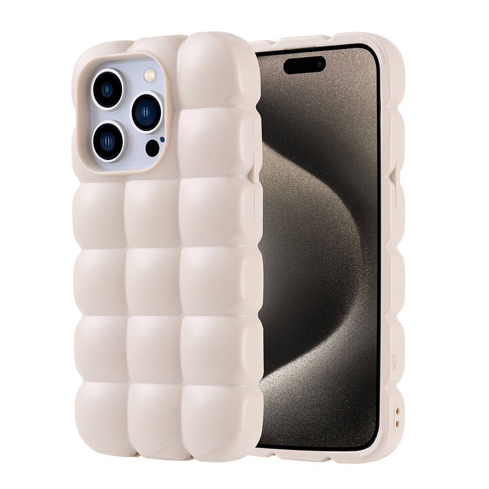 Eşleşen bir kılıf içinde bej bir iPhone. Kılıfın kapitone bir deseni var. Telefonun ekranı siyah, kamera görünüyor.