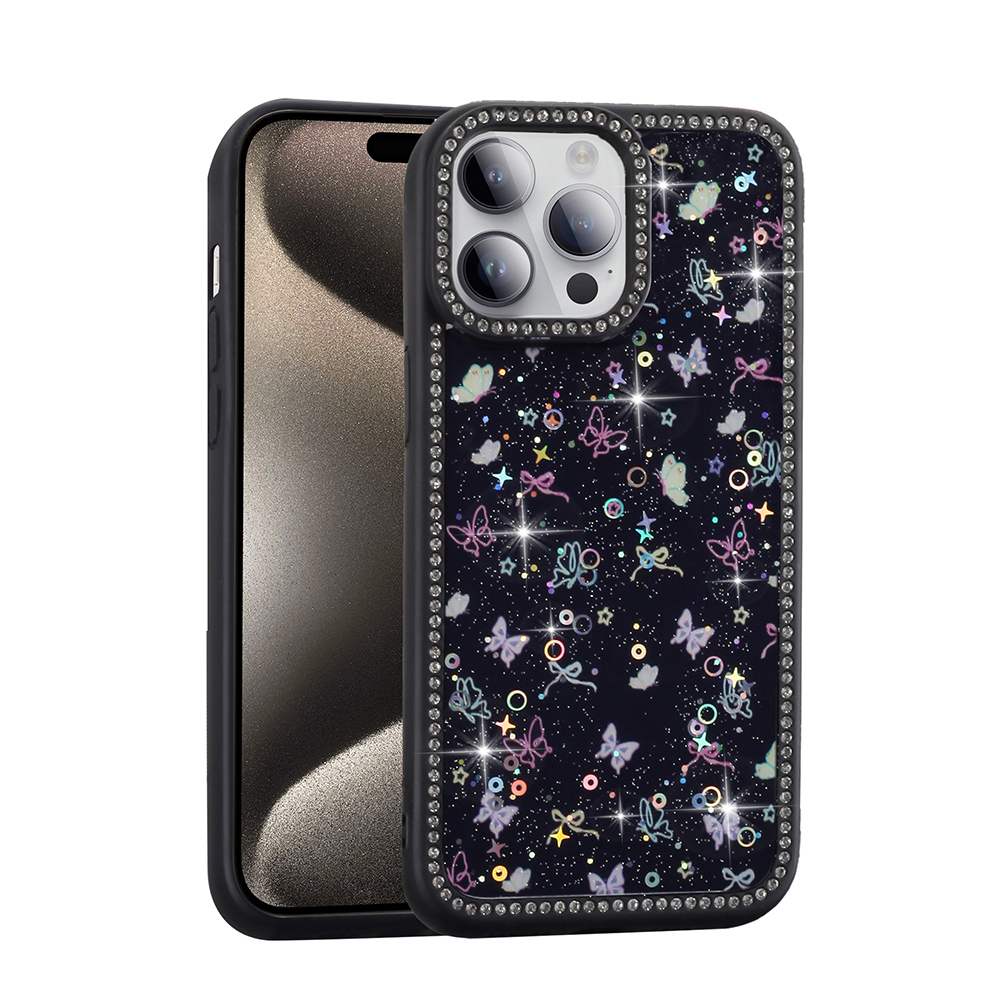 Kelebek ve yıldız desenli siyah bir iPhone kılıfı. Kılıf, yapay elmaslarla kaplıdır. Telefon da görülebilir.
